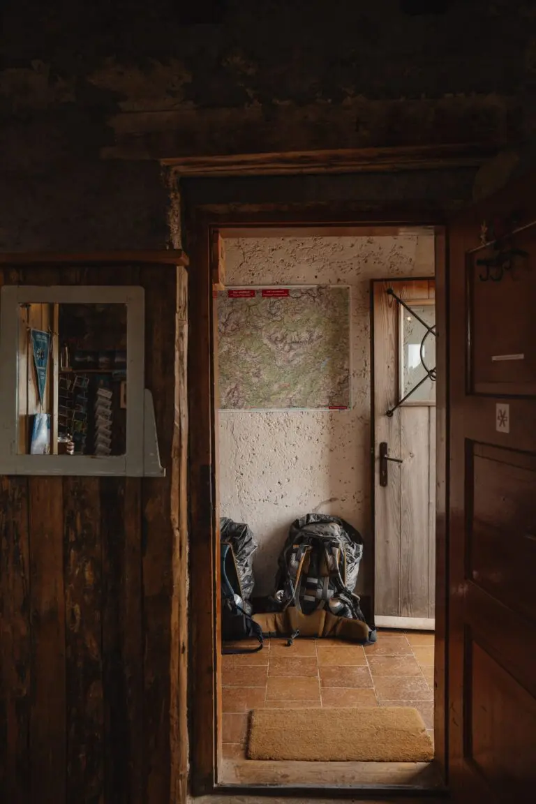 Holztür einer traditionellen Berghütte in den Dolomiten